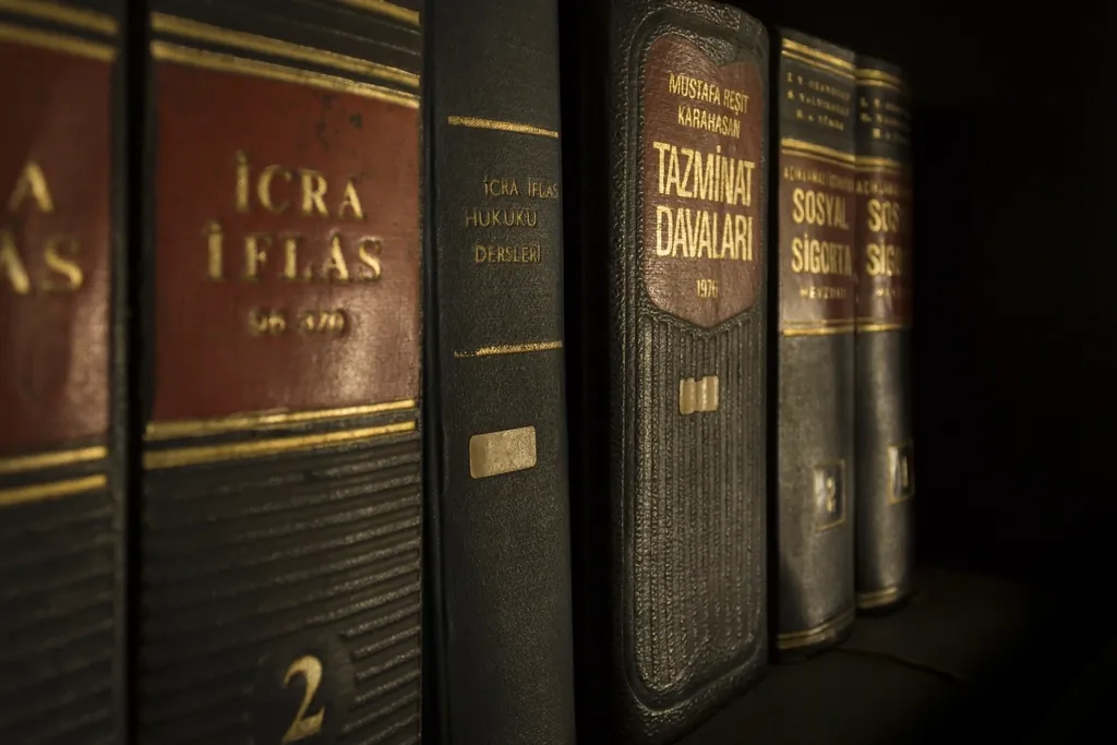 Estantería con libros jurídicos