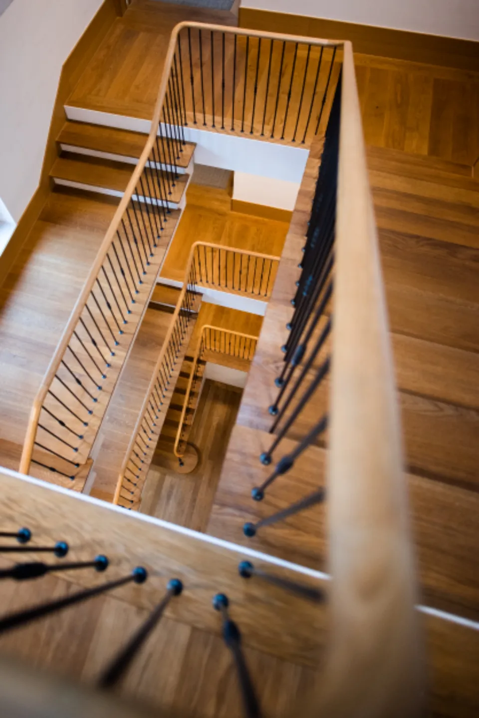 Escalera interior de madera vista desde arriba